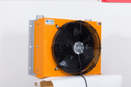 挖掘机<font color='red'>液压油冷却器</font>的特殊工作环境与防护