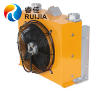 【码头机械】RJ357<font color='red'>油冷却器</font> 为客户提供贴心防腐处理