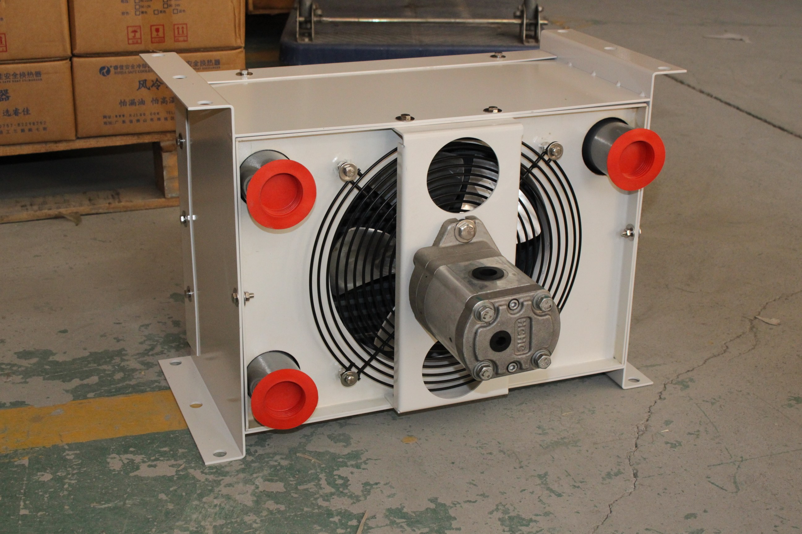 船舶齿轮箱：油冷<font color='red'>散热器</font>如何应对海洋严苛环境