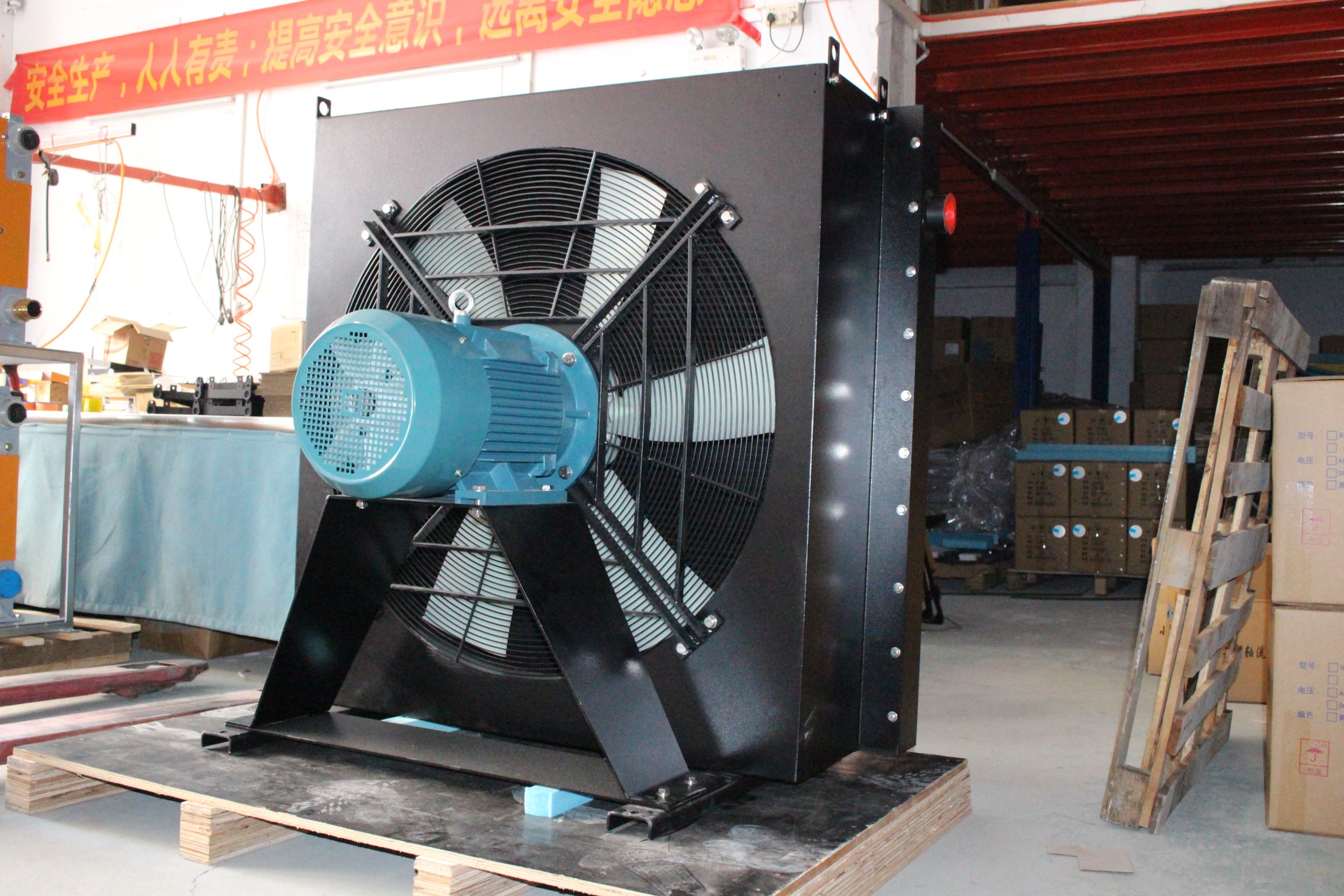 起重机<font color='red'>液压风冷却器</font>应对重载高温